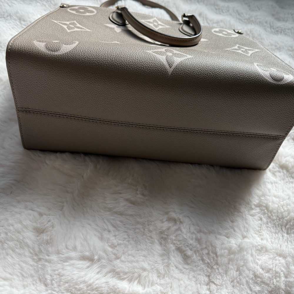 Louis Vuitton OnTheGo MM - Picture 6 of 11